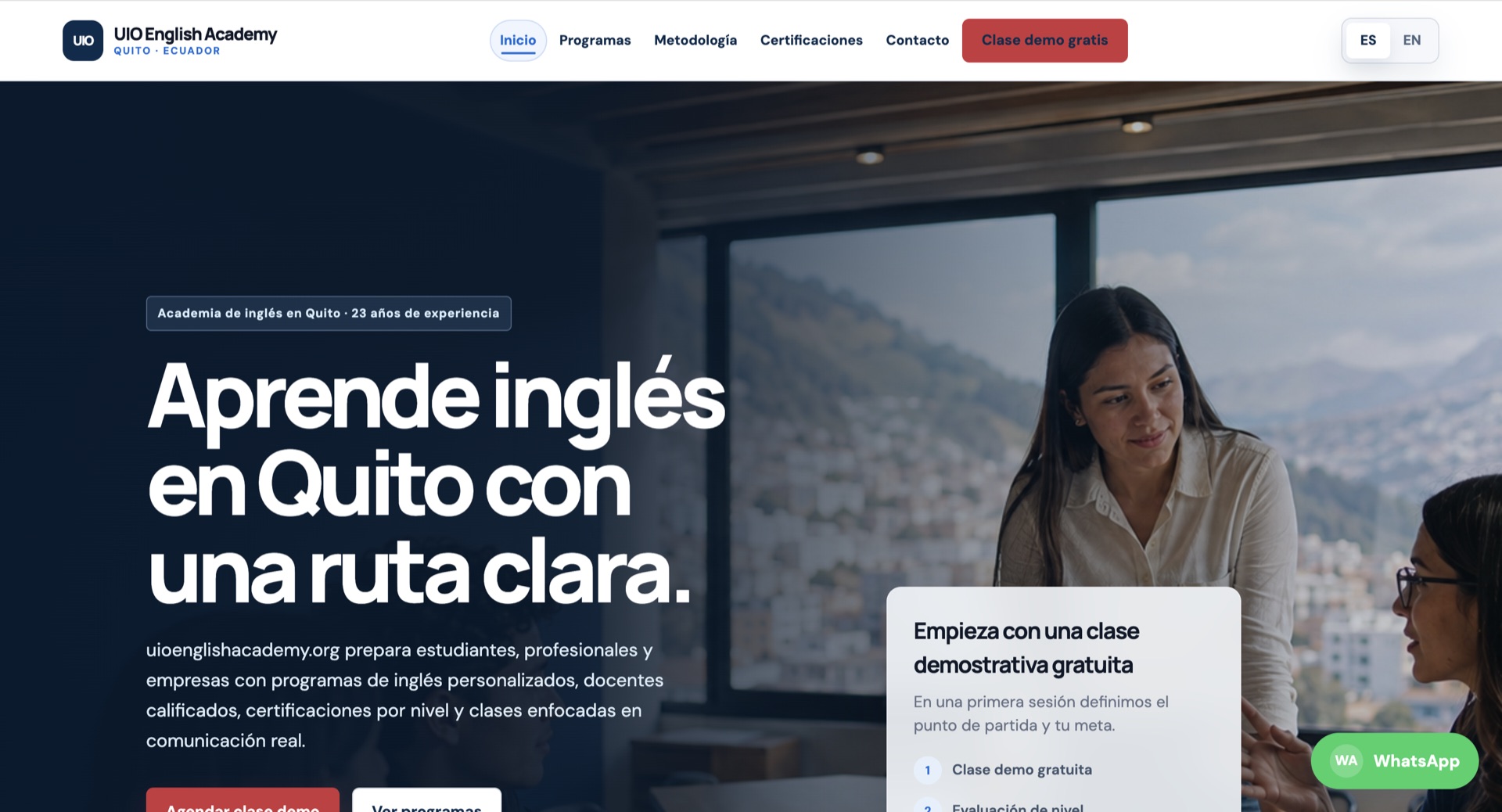 Hero de UIO English Academy con estudiantes en Quito